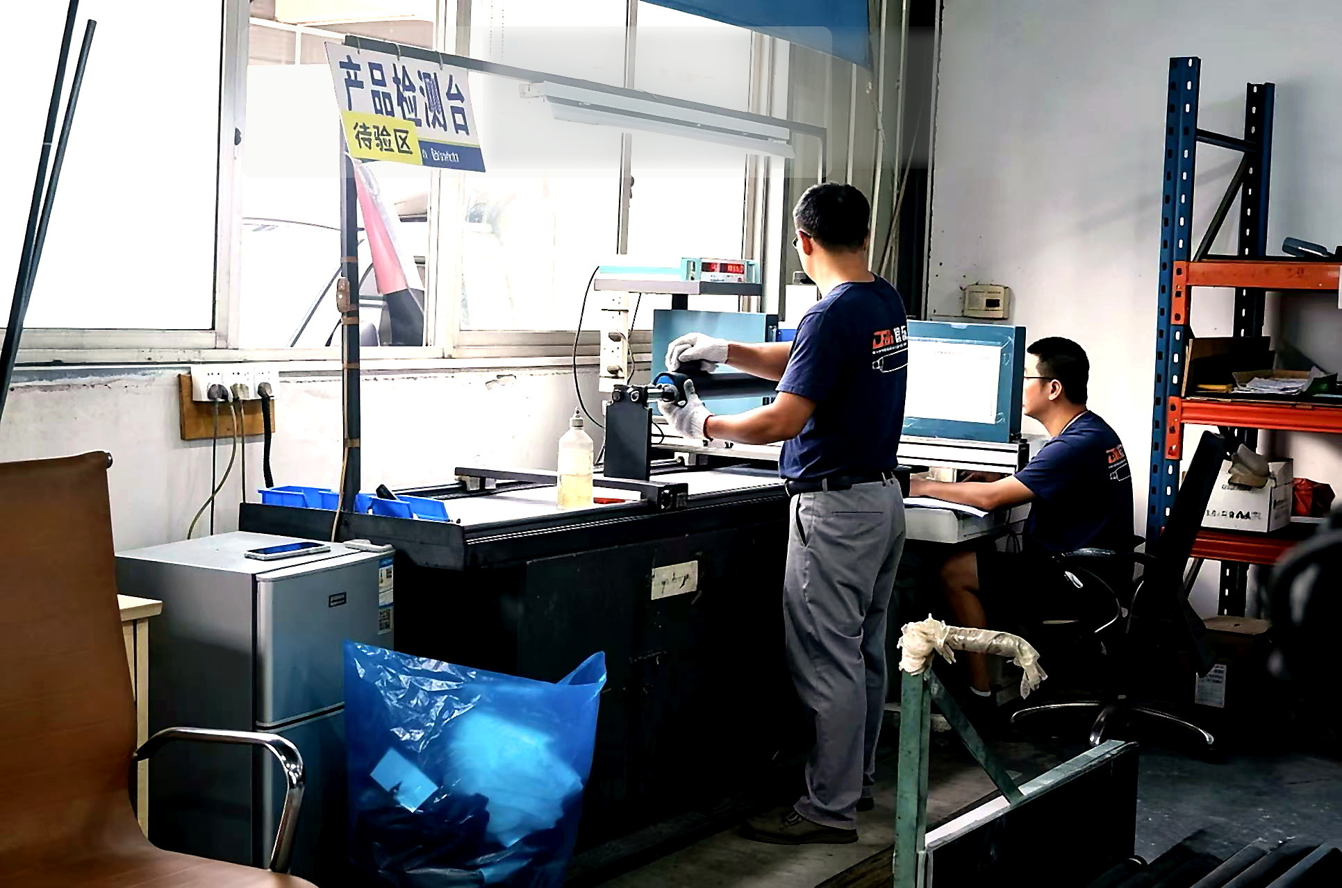 DBW 产品检测台待检区与检测人员